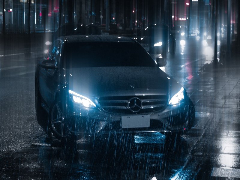 Машина ночью под дождем