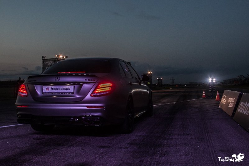 Мерседес c63 AMG ночью