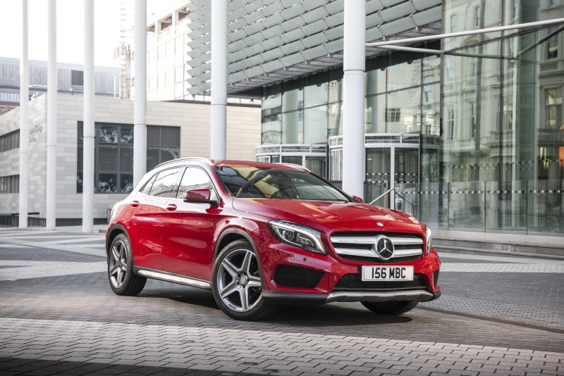 Mercedes Benz GLA 250 красный