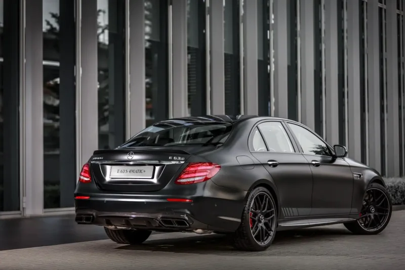 Мерседес Бенц е 63 AMG