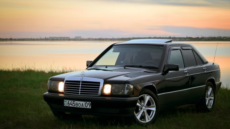 Mercedes Benz 190 w201 красный