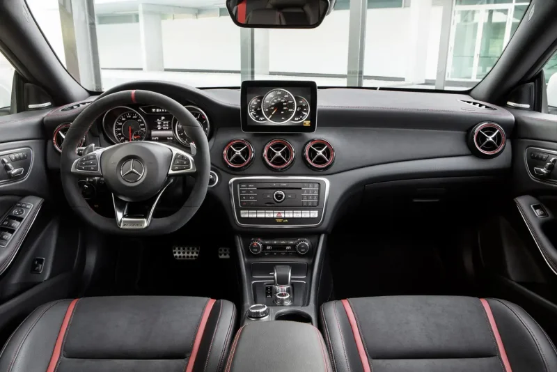 Mercedes CLA 45 AMG салон