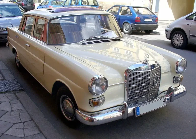 Mercedes-Benz 190 (w110)