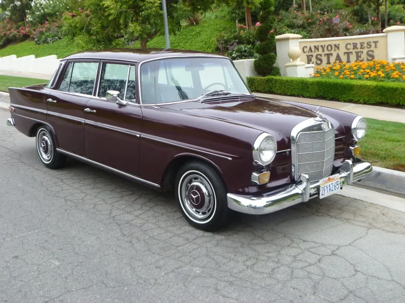 Mercedes-Benz 190 (w110)