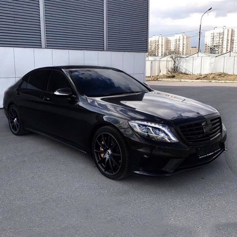 Черный Мерседес Бенц s550