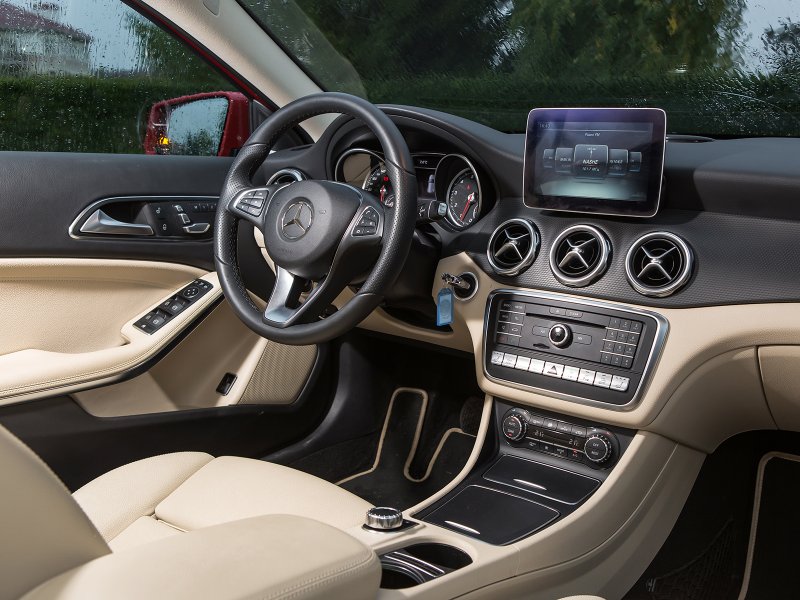 Мерседес Бенц GLA 200 салон