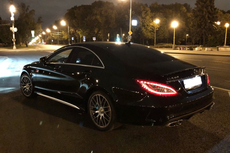 Мерседес банан CLS 63