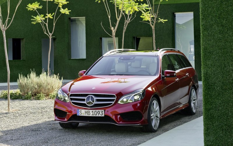 Mercedes Benz e klasse w212 красный
