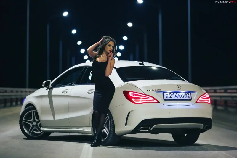 Мерседес CLA 200 девушки