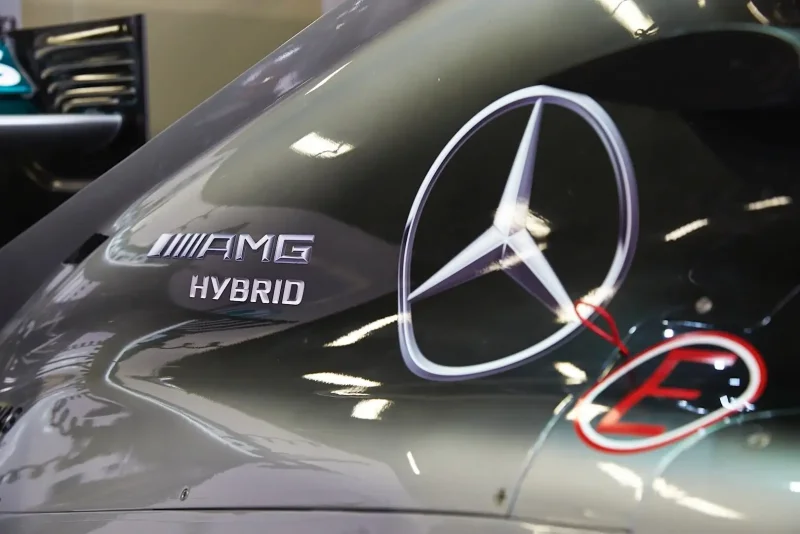 Mercedes AMG f1 надпись