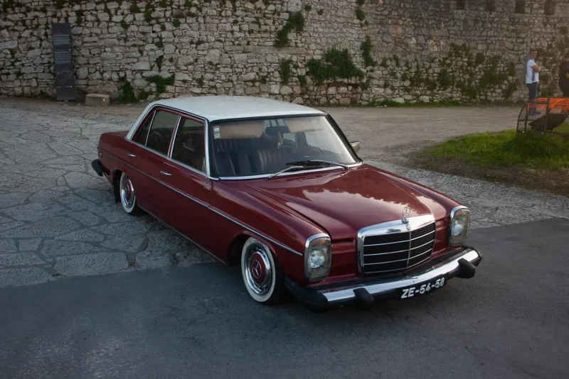 Mercedes-Benz w115 200