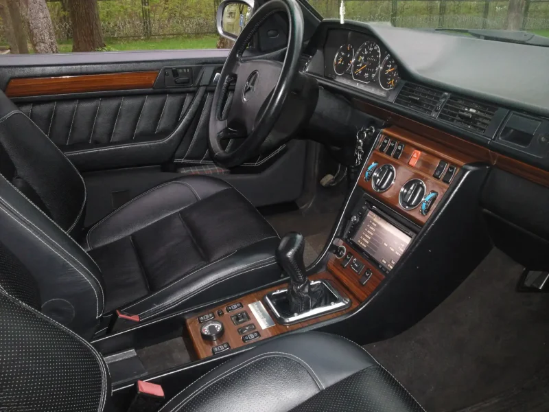 Mercedes Benz w124 Interior