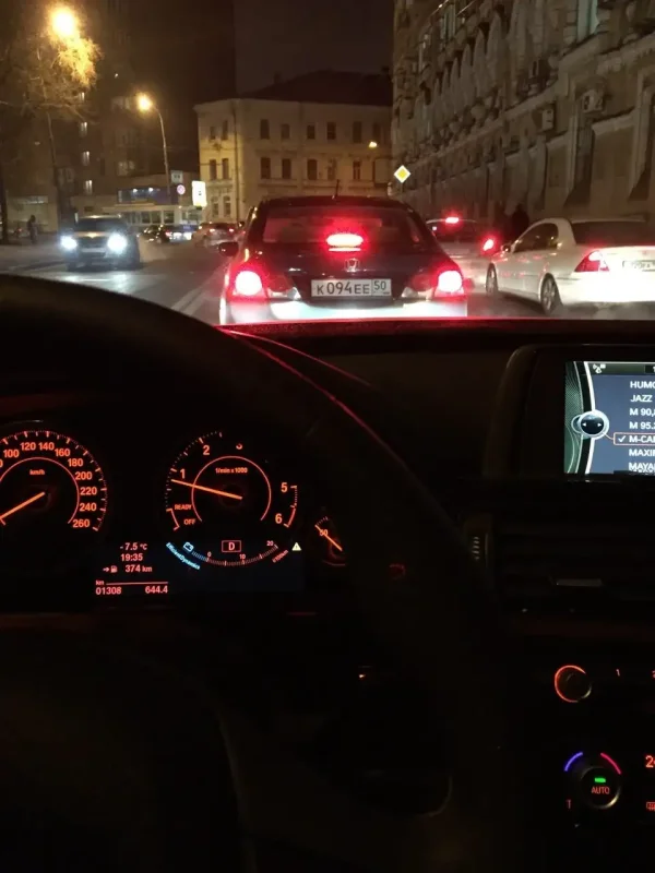 БМВ ночью