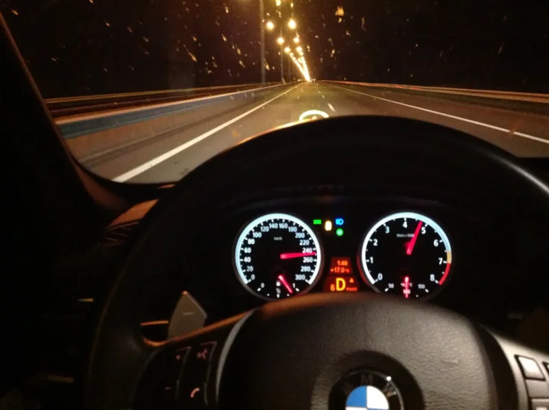 BMW m5 e60 ночью за рулём