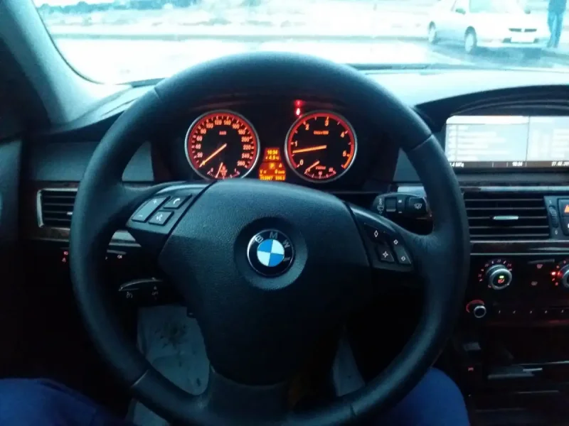 BMW e60 за рулем