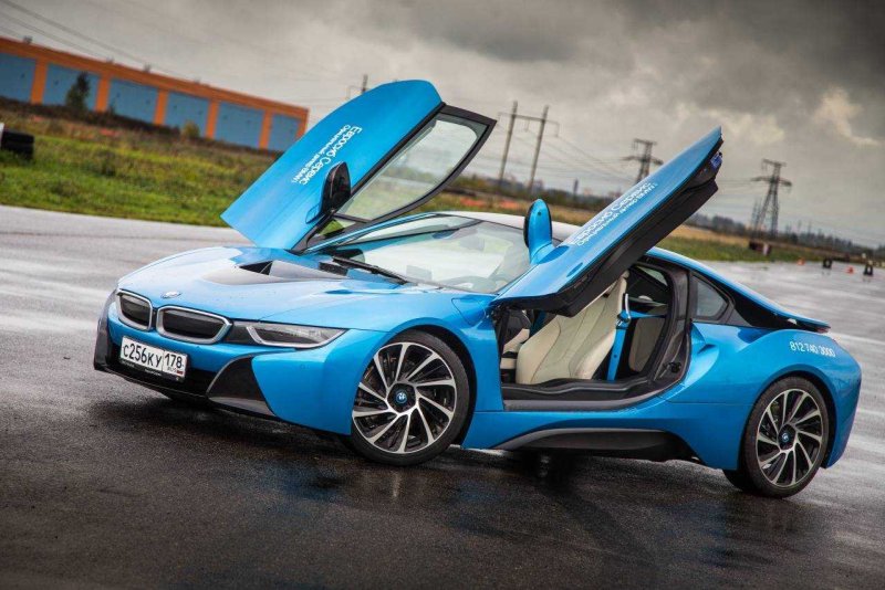 BMW спорткар i8