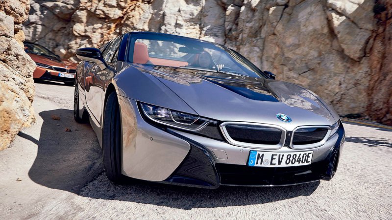 BMW i8 анфас