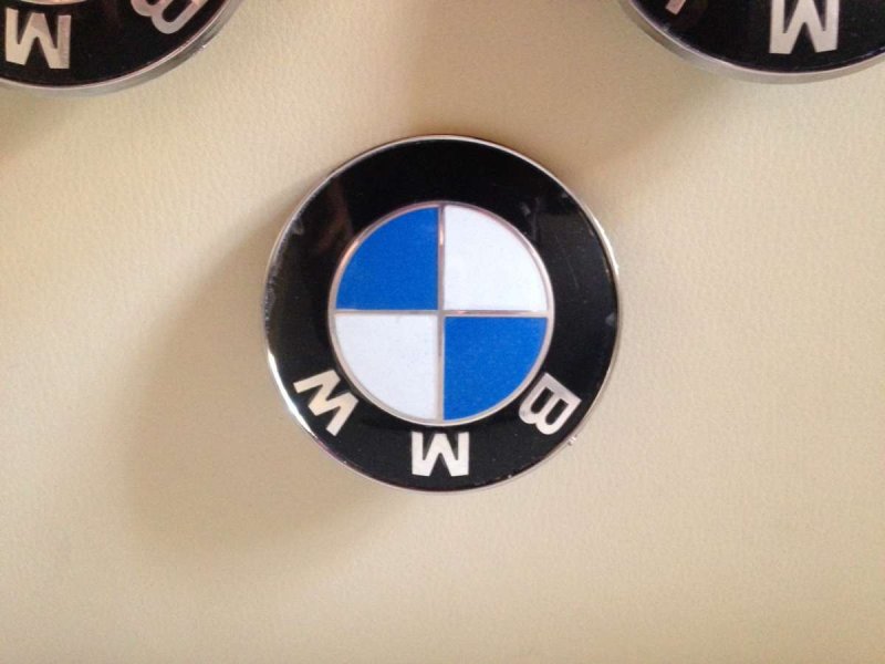 Металлический значок BMW