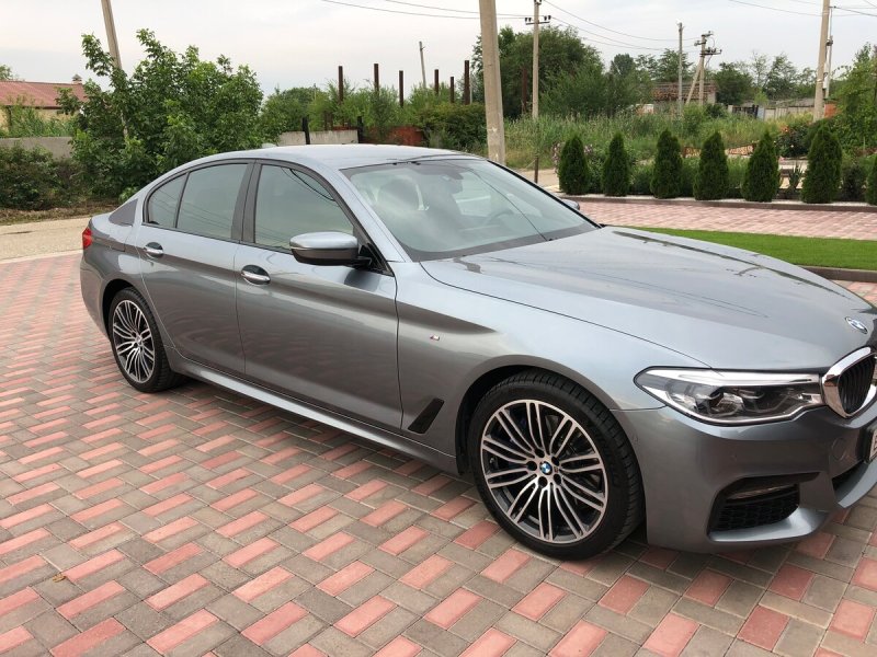 BMW 5 g30 серая