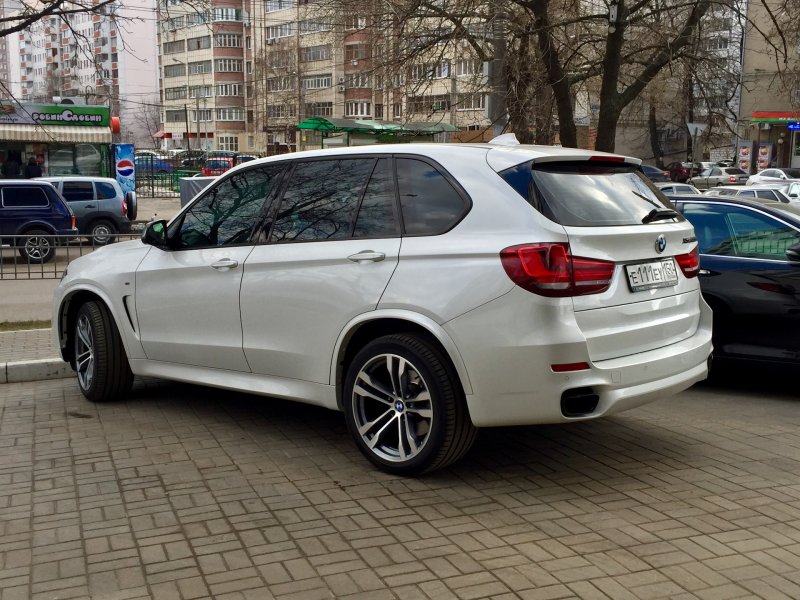БМВ х5 белый тонированный
