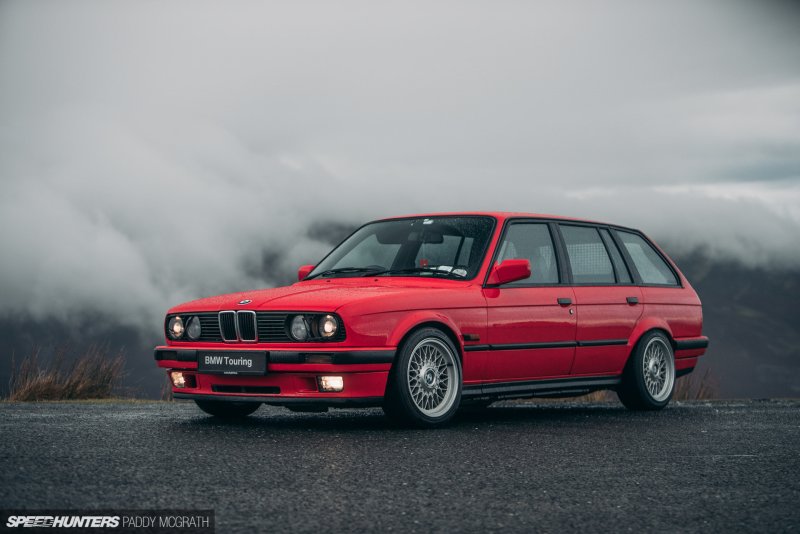 BMW e30 Touring красная