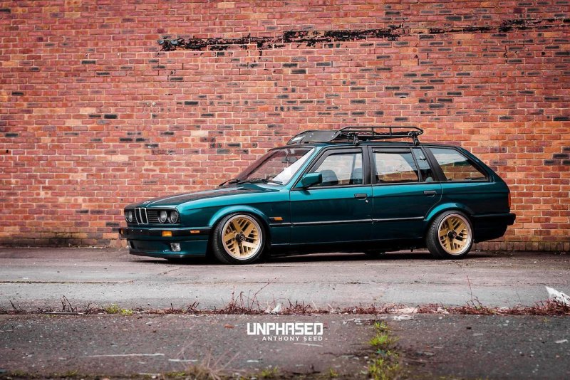 BMW e30 Touring stance