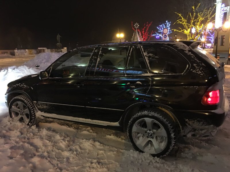 БМВ х5 е53 черный зимой