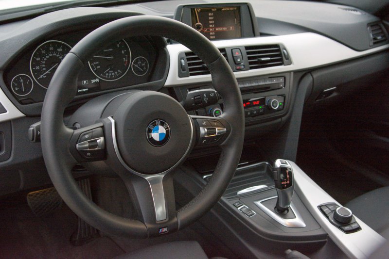 BMW 320i салон