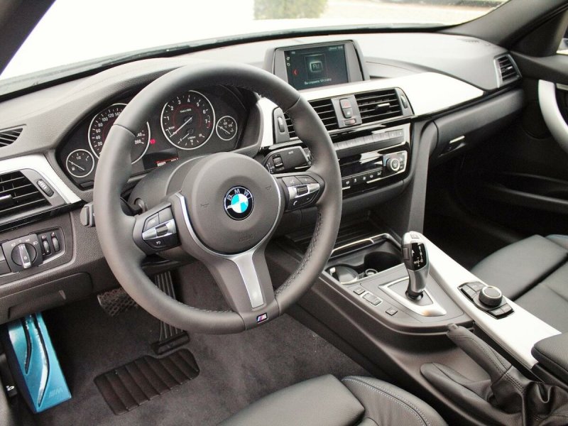 BMW 320i салон