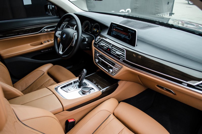 BMW 730i салон