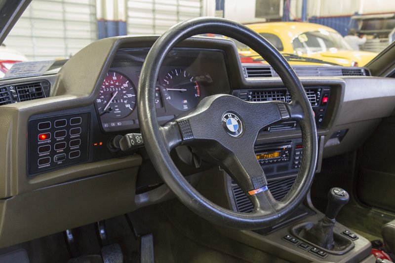BMW 850i e31 dashboard