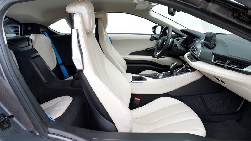 BMW i8 салон сзади