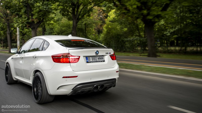 Белый BMW x6m 2012