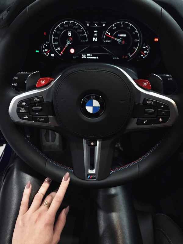 В машине BMW i528