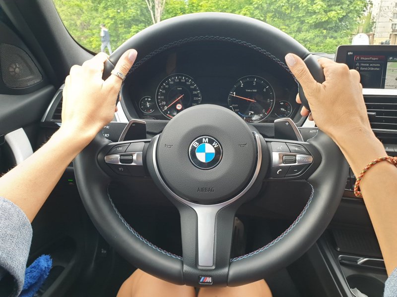 Рука на руле BMW e60