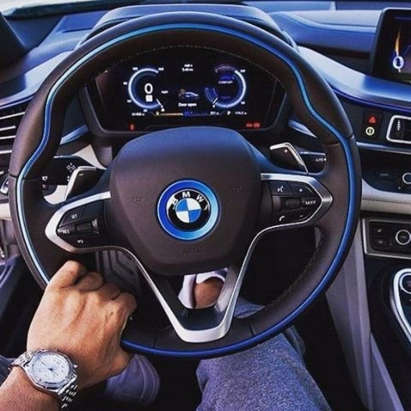 Мужская рука на руле BMW