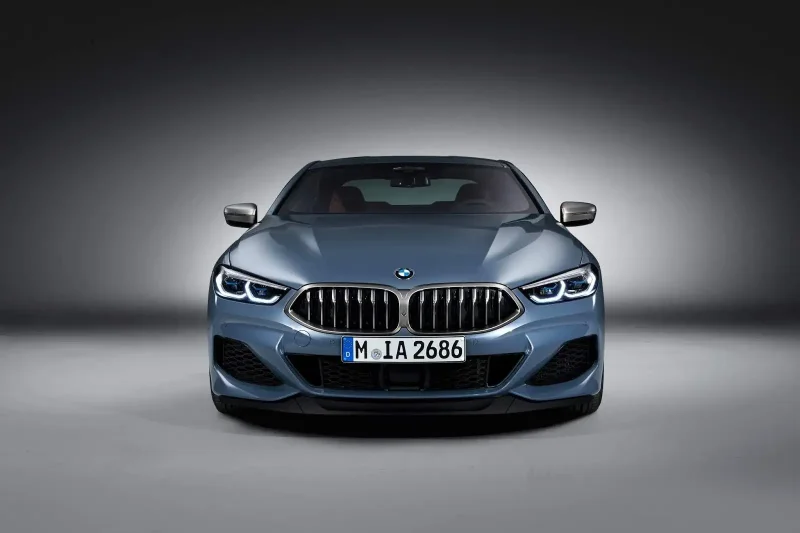 BMW m850i вид спереди