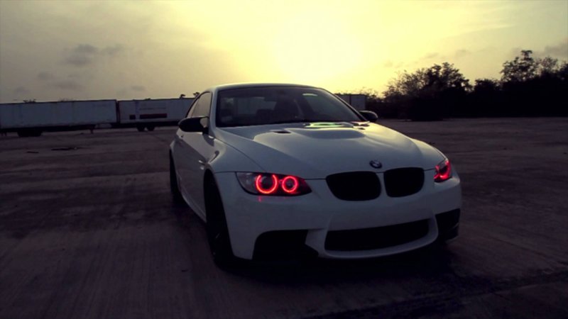 BMW m5 с красными фарами