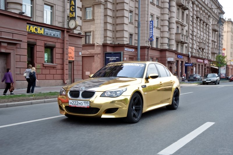 BMW m5 e60 Золотая