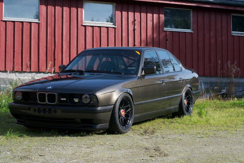 BMW e34 серая
