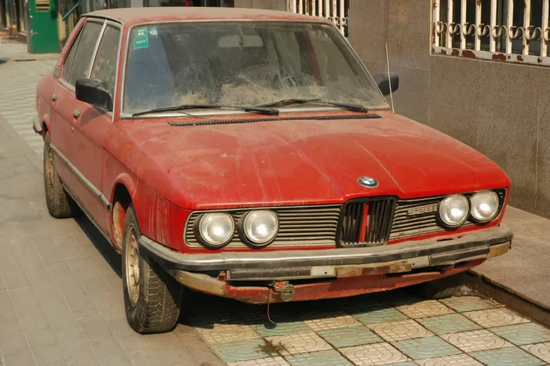 Ржавая БМВ 3