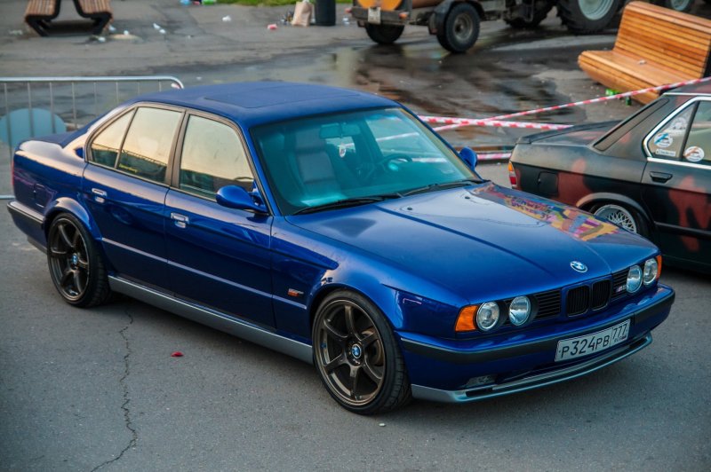 BMW e34 синяя