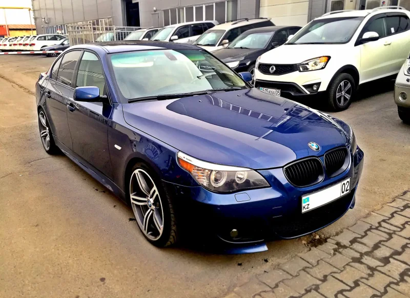 BMW 5 e60 синяя