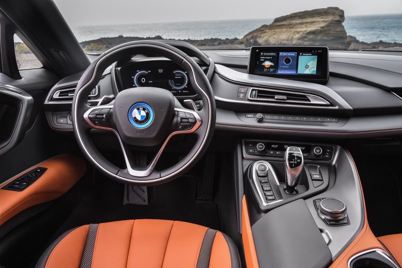 BMW i8 Roadster салон