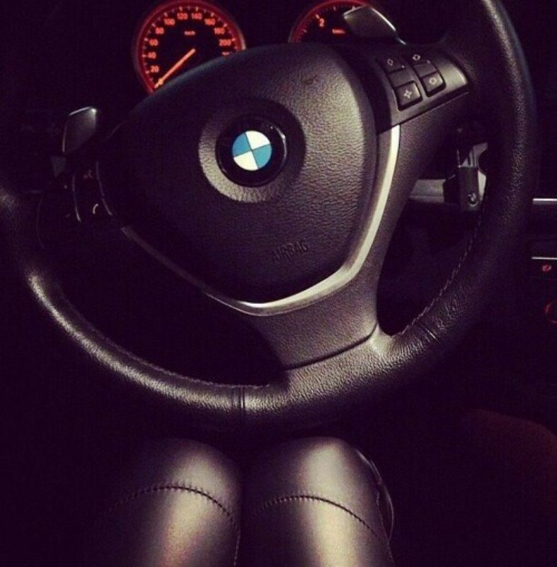 Девушка за рулем BMW