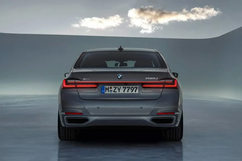 BMW 7 2020 сзади