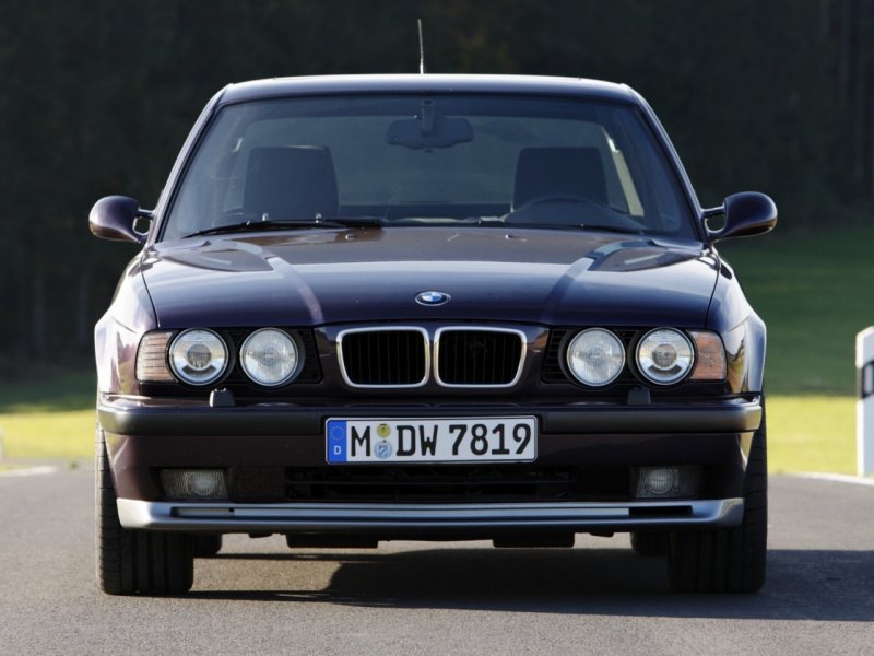 BMW e34 темно синяя