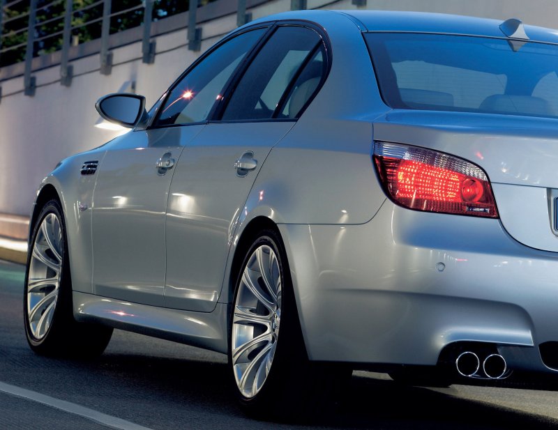 BMW e60 черная тонированная