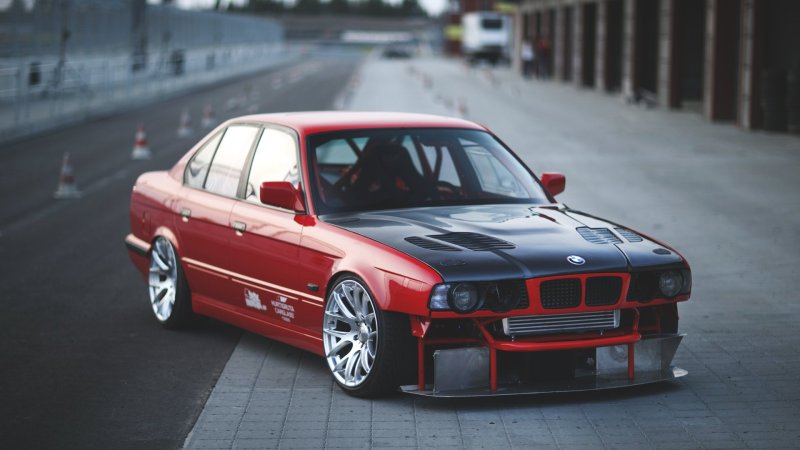 BMW e34 красная
