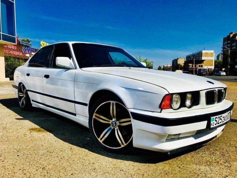 BMW e34 белая
